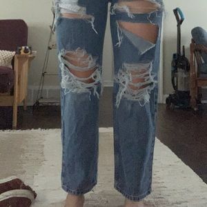Super flattering distressed Levi 550’s!